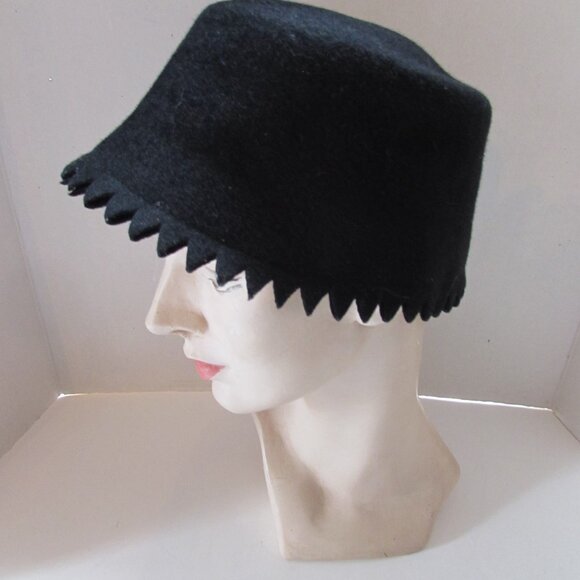 SALE Vintage Cloche Hat Black Felt display picture 1